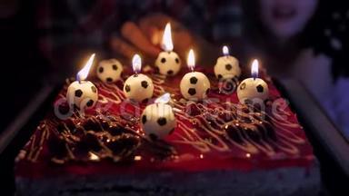 在蛋糕上的足球视频中<strong>点燃</strong>蜡烛。