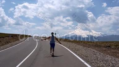 穿着短裤和t恤的家伙光着脚在<strong>空无</strong>一人的高速公路上奔跑，背景是美丽的云和山。 埃尔布鲁斯