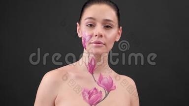 身体艺术：脸上涂着玉兰花的女人，肋骨