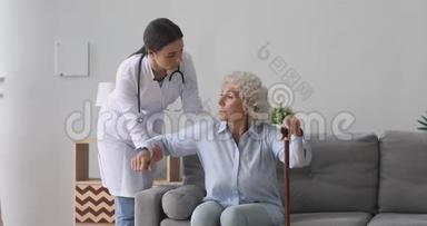 照顾年轻护士，穿制服，帮助老年残疾老人。