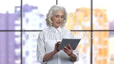 女士与平板电脑<strong>滑动</strong>和<strong>滑动</strong>。