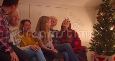 大白鲨一家人圣诞节坐在沙发上聚在一起，对话，可爱的故事