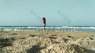拉丁女孩去海滩参加运动。 在委内瑞拉的一个岛上蹲着。