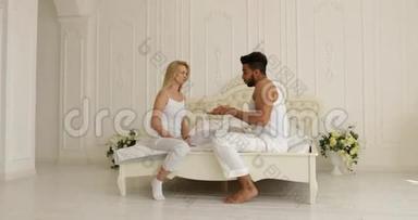 夫妻关系问题打架冲突坐在床上<strong>争吵</strong>不开心女人打男人负面情绪