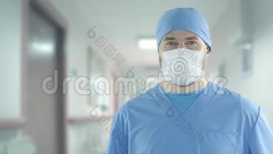 医生在医院走廊戴着面罩，用红色摄像机拍摄