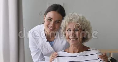 微笑着年轻的医务工作者拥抱着快乐的70年代养老金领取者的肩膀。