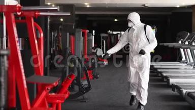 危险物质工人用抗菌消毒喷雾器消毒冠状病毒covid-19危害中的健身器材