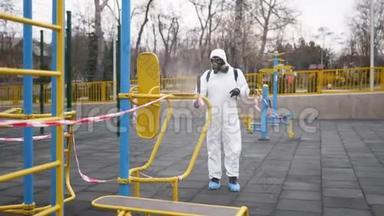 危险物质工人用抗菌消毒喷雾器消毒冠状病毒covid-19危险中的运动场表面