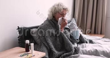 我的高年级奶奶吹鼻子感冒坐在床上