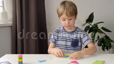 小男孩幼儿在学校用分数做简单的数学练习，特写.. 除分数、数学
