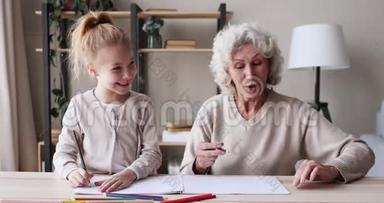 快乐的祖母帮助学龄儿童孙女