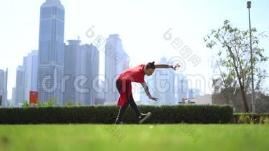迪拜市的一位年轻女子在草地上<strong>跳高</strong>表演杂技