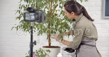 女博客园丁谈论植物肥料，并录制视频博客在线vlog园艺