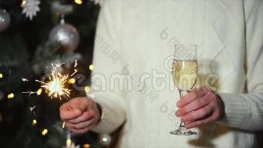 在新年庆祝活动中，人们举着火花和香槟