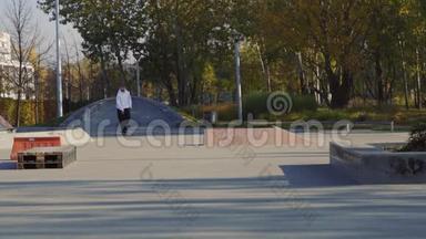 秋日滑板运动员在滑板公园玩滑板