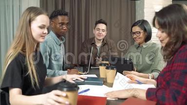 在现代办公室<strong>会见</strong>创意商业团队。 多种族的年轻人讨论创业想法。