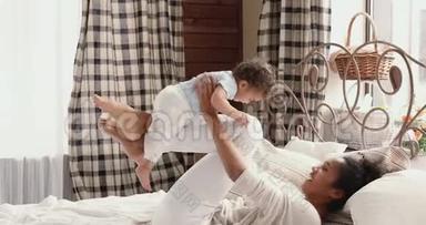 非洲妈妈和有趣的<strong>宝宝</strong>在卧室做瑜伽<strong>运动</strong>