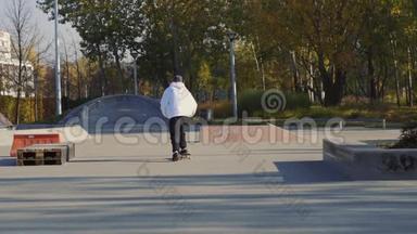 秋日滑板运动员在滑板公园玩滑板