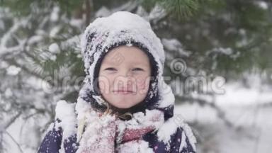 冬天散步时雪中小女孩的特写
