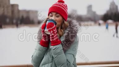 美丽可爱的中年女孩，卷发温暖的冬季夹克站在冰场背景镇广场。