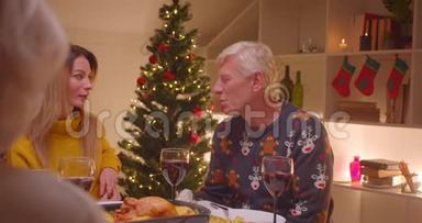 白种人老爷爷带着女儿团聚家庭幸福对话酒圣诞树