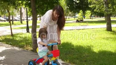 <strong>幸福</strong>家庭和童年的概念.. 孩子学会骑自行车。 <strong>父母</strong>和小女儿在公园散步。 快乐