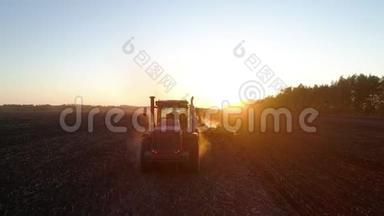 农用农用拖拉机在农场日落田作业