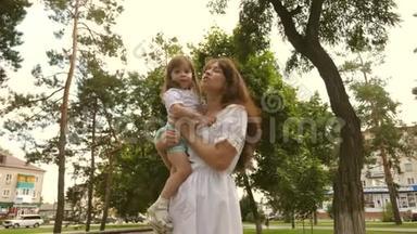 美丽的母亲和她的孩子正在公园里玩。 宝贝拥抱快乐的母亲。 <strong>母亲<strong>节</strong></strong>快乐`快乐。 <strong>妈妈</strong>和宝宝4K