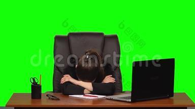 疲惫的商务小姐把头放在桌子上，<strong>重重地</strong>叹了口气。 绿色屏幕。 工作室。 慢动作