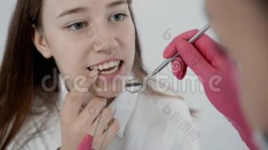 牙科<strong>医生</strong>使用牙科工具检查病人口腔，<strong>戴手套</strong>的手特写