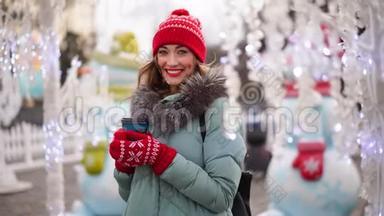美丽可爱的中年女孩，卷发温暖的冬季毛衣站在背景镇广场。