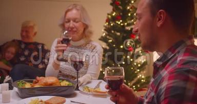 外祖母圣诞饮<strong>料酒</strong>晚餐外祖母孙女儿可可