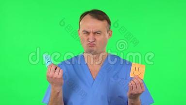 医务人员拿着纸棒表达糟糕的情绪，然后采取另一种表达良好的情绪。 绿色屏幕