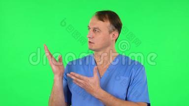 医务人员说话，指着侧手拿东西，<strong>抄</strong>空间。 绿色屏幕