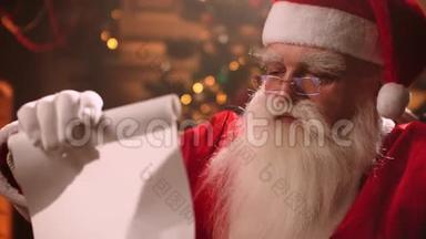 一位留着白胡子、戴着圣诞老人服装的眼镜的老人向孩子们展示了一份送礼物的清单