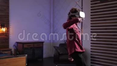 一个穿着VR眼镜表演<strong>舞蹈</strong>的<strong>少年</strong>