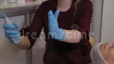 一位戴橡胶手套的护士在她的手上喷洒<strong>消毒</strong>剂，特写。 护士喷出手<strong>消毒</strong>剂溶液。