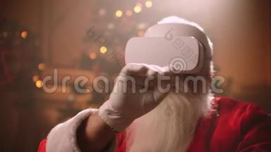 现代圣诞老人坐在椅子上，用虚拟现实技术给孩子们买礼物送礼物
