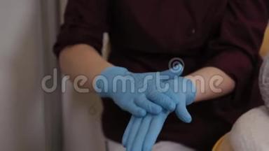 一位戴橡胶手套的<strong>护士</strong>在她的手上喷洒消毒剂，特写。 <strong>护士</strong>喷出手消毒剂溶液。