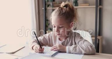 专注聪明的学校女孩子独自学习写作业