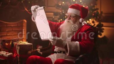 圣诞老人拿着羊皮纸的旧卷轴。 一封信，空白。 用卷轴纸微笑圣诞老人。 圣诞老人名单