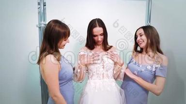 婚礼沙龙欢迎新娘和伴娘