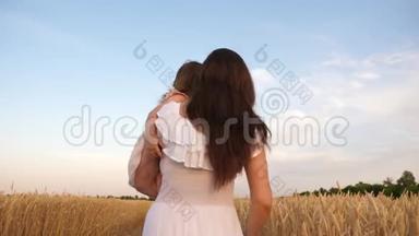 妈妈和小女儿正在阳光下的一片成熟的<strong>麦子</strong>上玩耍.. 母亲带着孩子走在麦地里