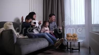 快乐的中国家庭在<strong>电视</strong>上<strong>观看</strong>足球比赛
