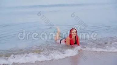 一个穿着红色辫子的黑色泳衣的犹太女人躺在<strong>海边</strong>的海<strong>水里</strong>。