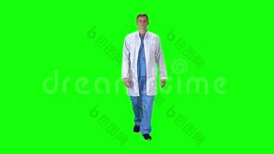穿着<strong>白大褂</strong>的医务人员在绿色的背景下向前看。慢动作。