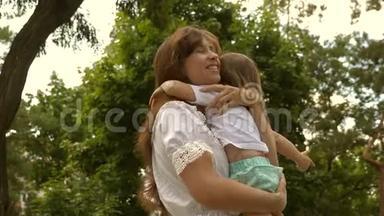 快乐的<strong>妈妈</strong>在户外的公园里拥抱小女儿。<strong>漂亮</strong>的<strong>妈妈</strong>和她的孩子正在公园里玩。宝贝和拥抱