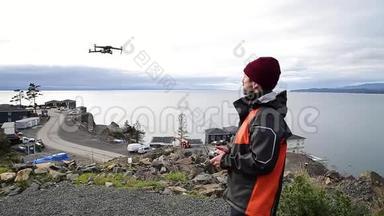 一名专业无人机飞行员在海洋附近驾驶无人机。 高清24FPS