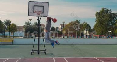 篮球运动员训练。在篮球场上比赛。篮球运动员用球弹跳。