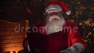 欢乐的正宗圣诞老人条款翻页红色封面书，壁炉和圣诞树上